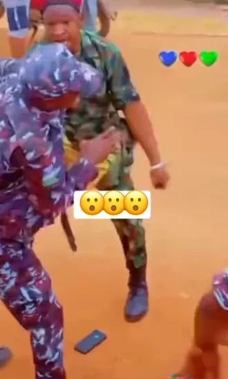 Soldier And Police Officer F!ght Dirty in Ogun State (Video)