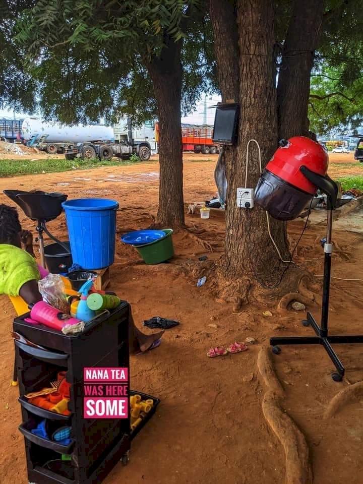 Trending photos of lady who runs her salon business from under a tree