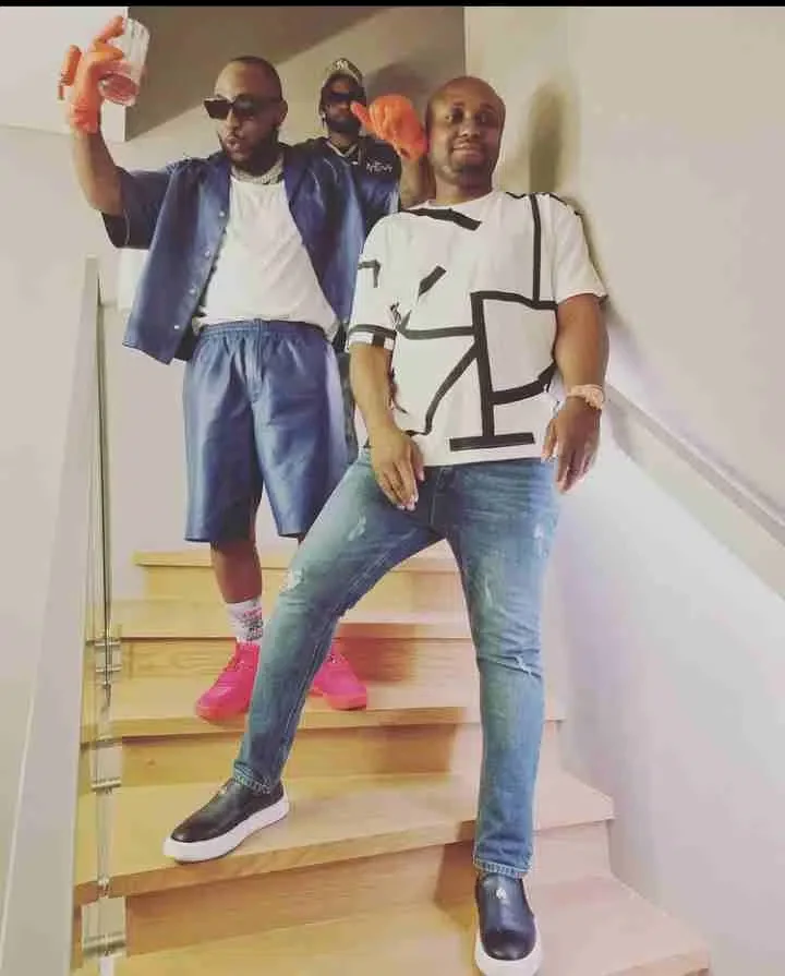 'Motor wey get 12 plugs, make ehm concentrate abeg' - Reactions as Davido shuns Isreal DMW, zooms off in his Lamborghini amidst hailing (Video)