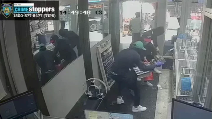 Watch group of thieves steal jewelry worth $2 million in 30 seconds (video)