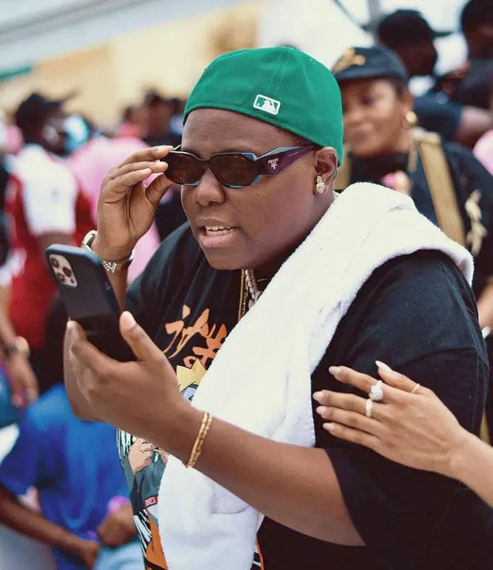 Teni receives praises as she offers to support two final year university students with N1.5 million
