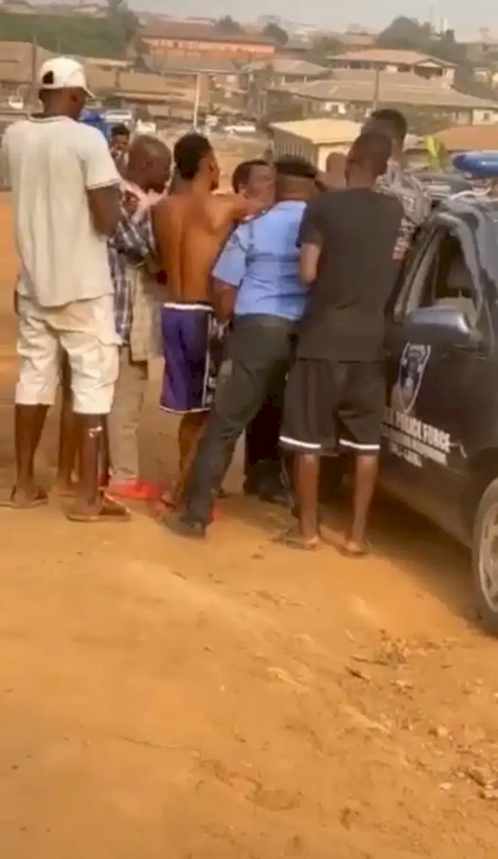 Drama as police manhandles OOU student during arrest (Video)