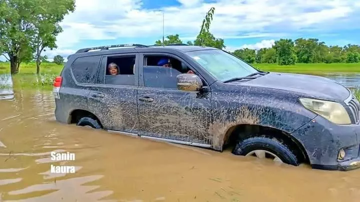 Bauchi first lady forced to walk in mud water as her convoy gets trapped in the mud (Photos)