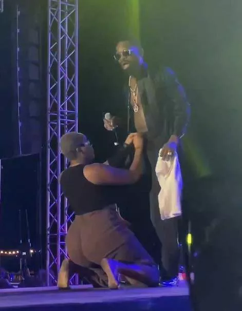 Between D'banj and a female fan with massive derriere who wanted to remove his pants on stage (video)