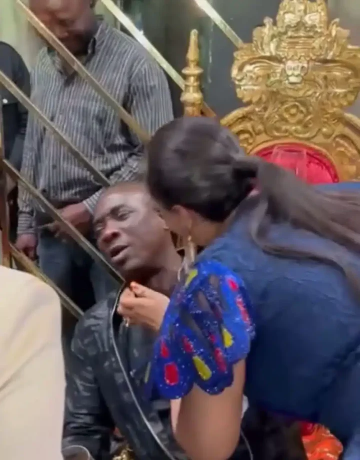 "This is embarrassing" - Netizens fume as Kwam 1 rejects kiss from wife publicly (Video)