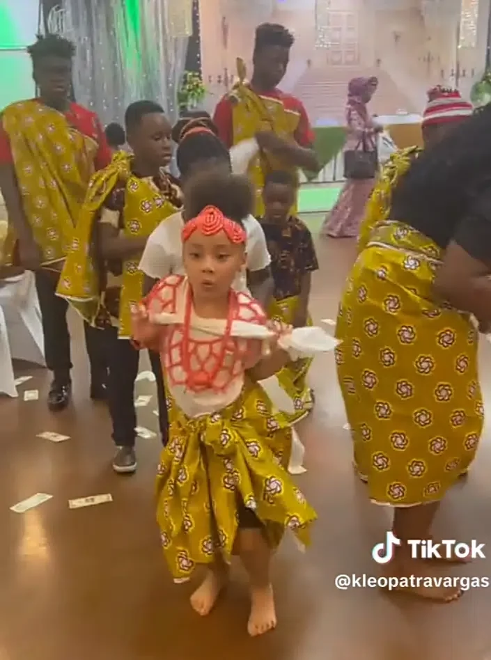 'She gave me goosebumps - Talented girl wows crowd, gets sprayed with dollars as she shows off traditional Igbo dance (Video)