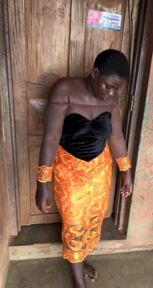 Lady shares photo of what she ordered and what she got from her tailor 