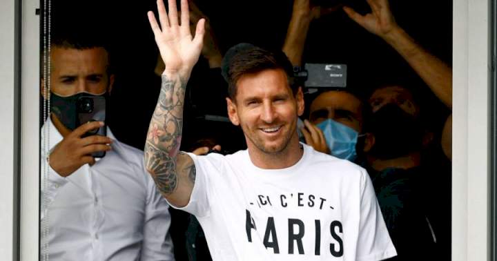 Neymar reacts as Messi arrives in France to sign for PSG