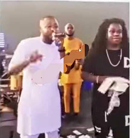 Moment a herbalist sprayed wad of cash on gospel singer, Gozie Okeke, for honouring his invitation to an event (Video)