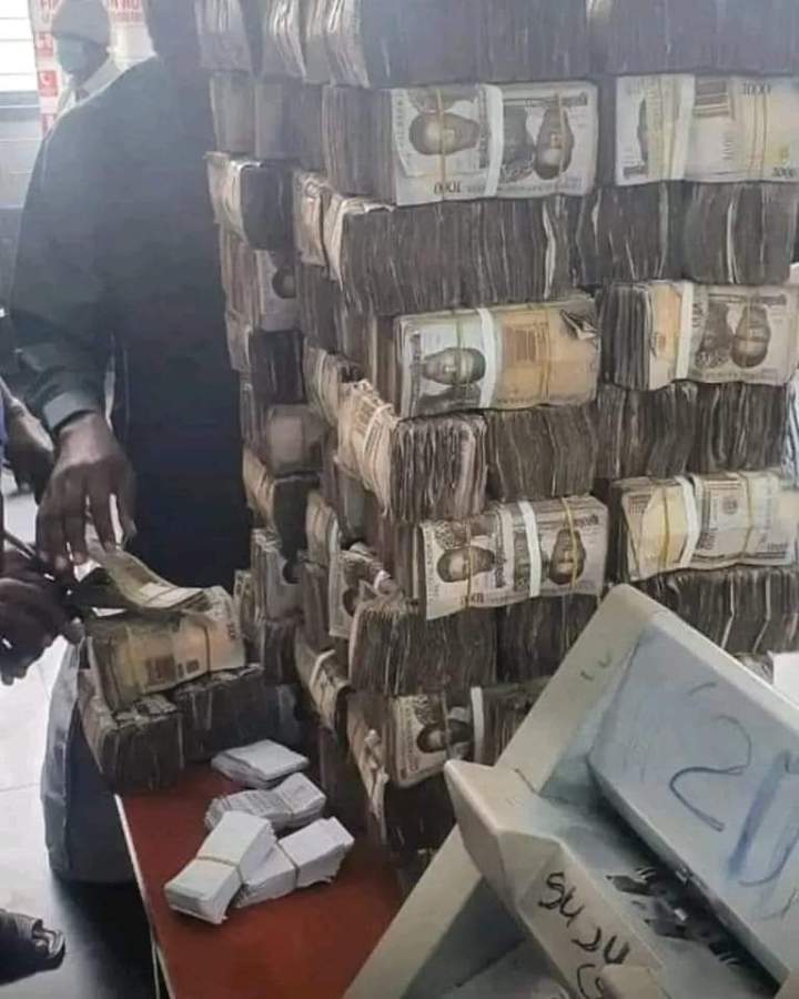 Trending photos and video of Nigerians arriving CBN office with sacks of old N500 and N1000 notes