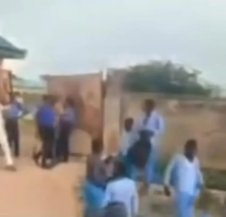 Secondary school students expelled for protesting insufficient laboratory equipment (Video)