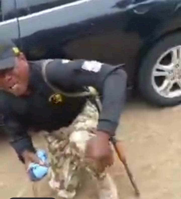 Moment army officer weeps; begs for forgiveness after his superior caught him collecting bribe from motorists (Video)