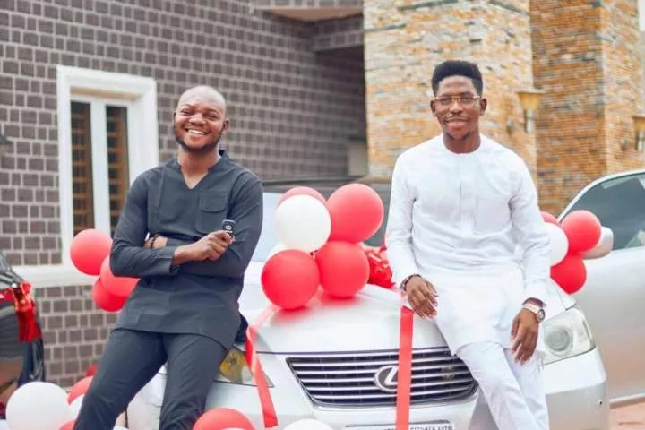 Gospel singer, Moses Bliss gifts his barber and two colleagues brand new cars (video)