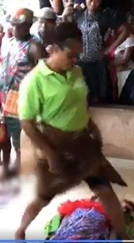 Woman forced to walk over her daughter's corpse to prove her innocence in the girl's dɘath in Anambra (video)