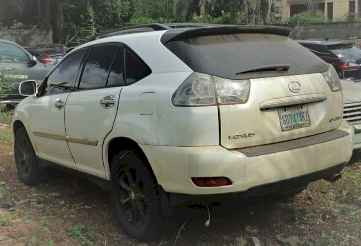 Lexus SUV, Toyota Camry recovered as EFCC arrests 41 suspected fraudsters in Awka (photos)