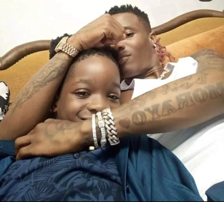 'Omo that was cold' - Reactions as Wizkid casually hugs his son, Bolu