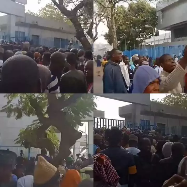 Kaduna residents storm CBN office to deposit old N500 and N1000 notes (video)