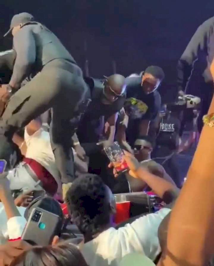 Bring him back - Wizkid says to bouncers dragging fan who tore his cloth in Abuja (Video)