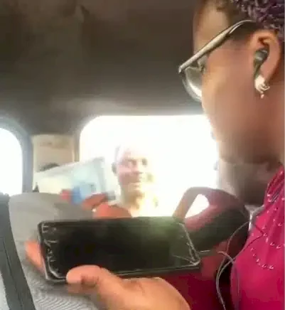 'I never know this one' - Bus conductor refuses collecting new naira note, insists passenger must come down (Video)