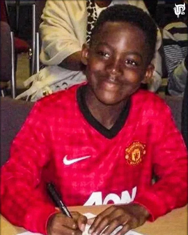 A young Kobbie Mainoo in a Manchester United shirt