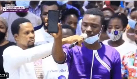 Moment pastor commands credit alert from heaven to man's phone during miracle service