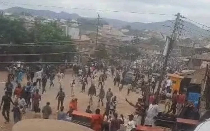 BREAKING: Violence erupts in Jos North Local Govt Area as youths defy curfew [VIDEO]