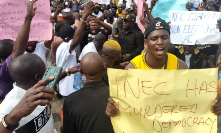 BREAKING: Dozens of Kogi indigenes storm INEC headquarters, demand Yakubu's resignation [PHOTOS]