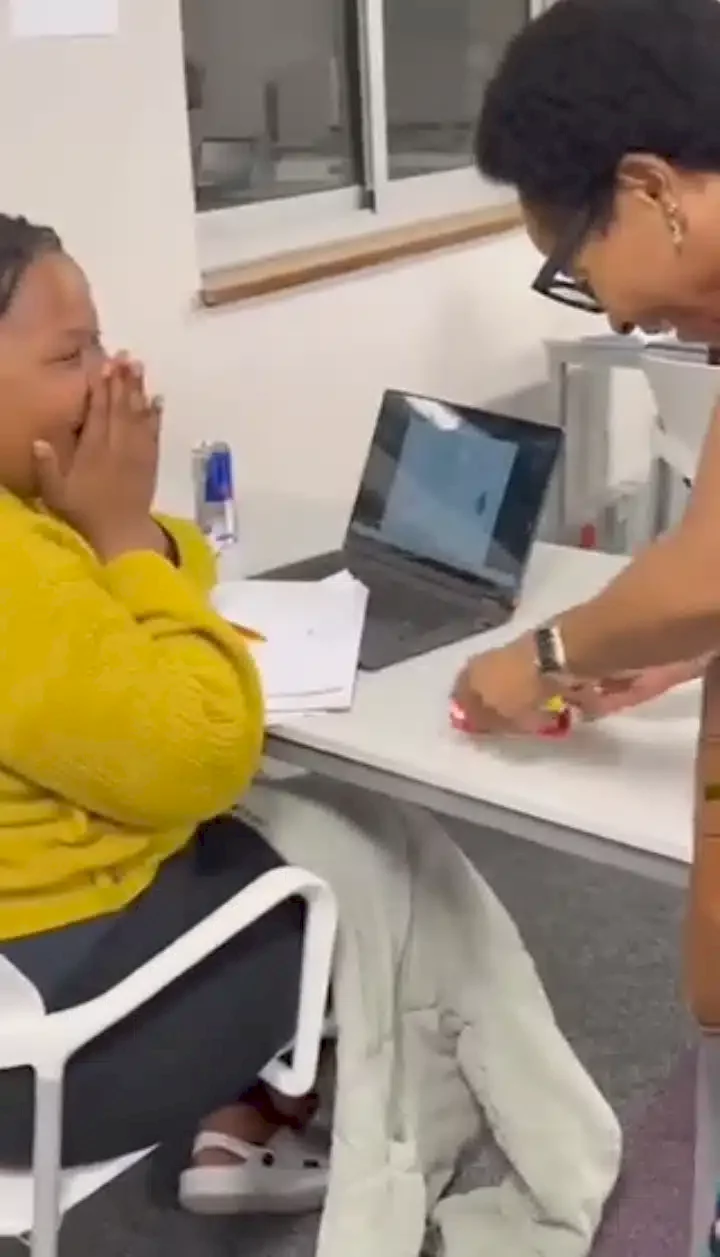 Beautiful moment VC of University of Cape Town visited school library to offer students chocolates, words of encouragement (Video)