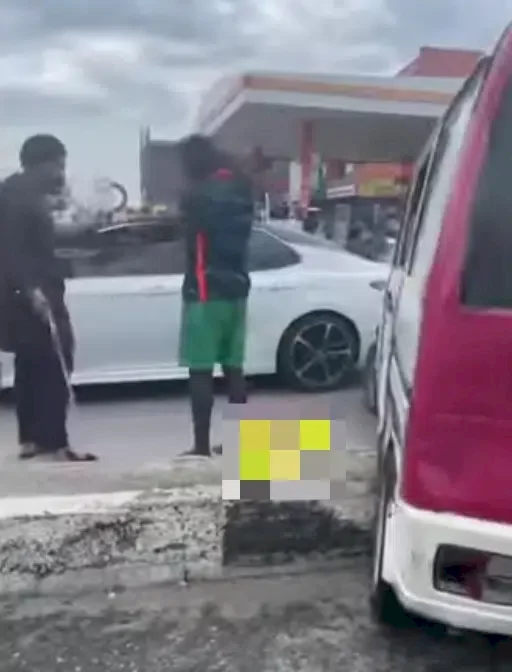 Man seen flogging bus driver for bashing his expensive car (Video)