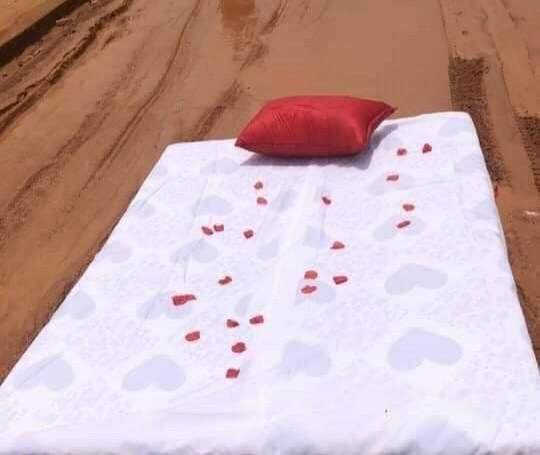 Couple holds romantic honeymoon on a muddy road in Imo state (Photos)