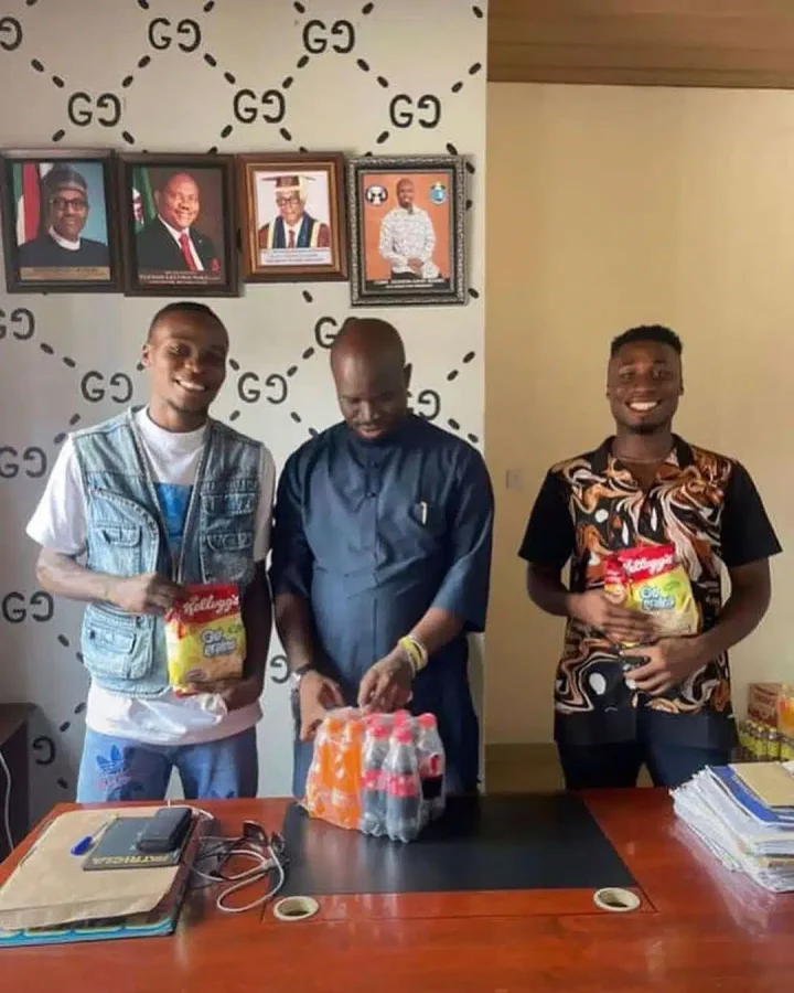Fresh Uniport students receive gifts as settlement after fighting over biscuits (Video)