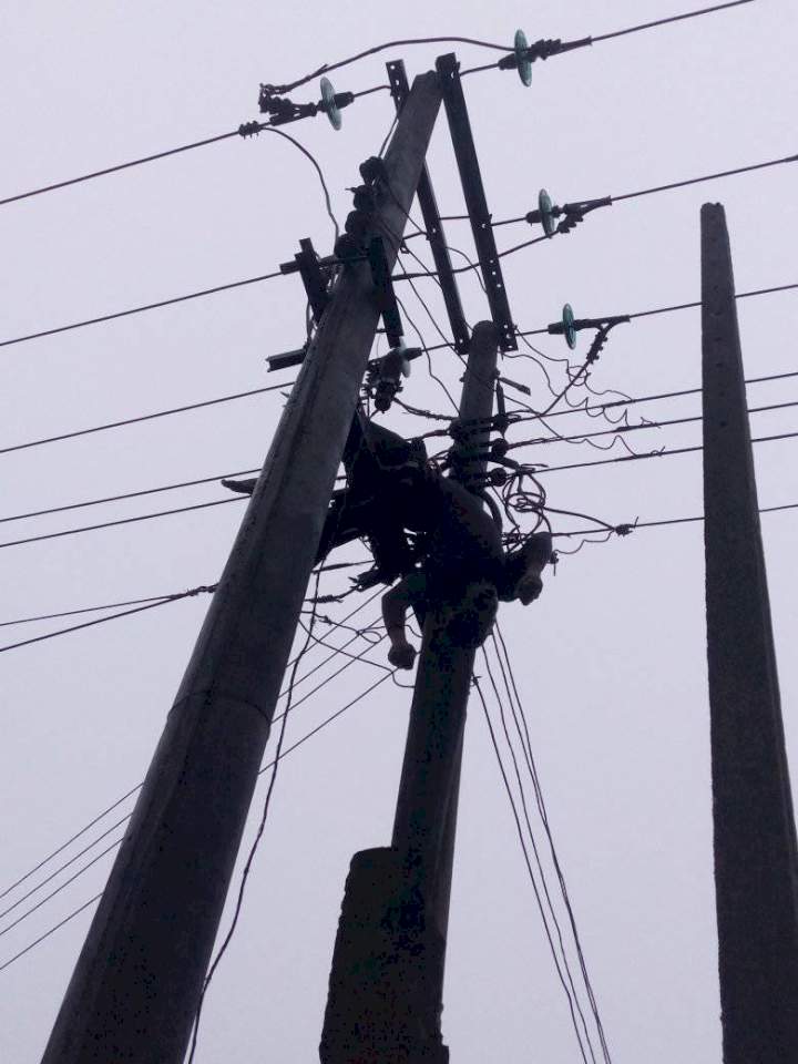 Suspected vandal electrocuted while allegedly stealing transformer cable in Akwa Ibom (graphic photos)