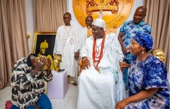 Photo story: Portable visits Ooni of Ife in his palace; leaves with cash gift
