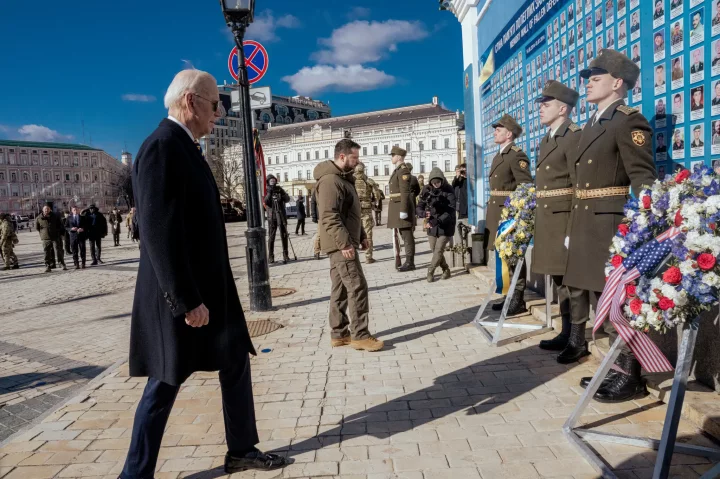 Joe Biden and Zelensky walk calmly on the streets of Kyiv guarded by hundreds of armed soldiers and secret service amid air raid sirens (video)