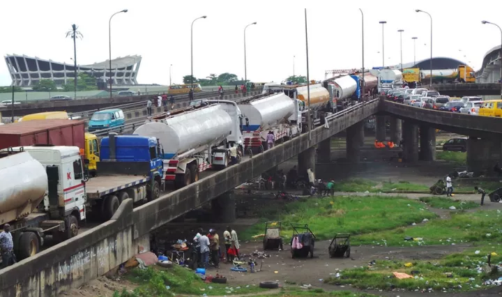 Lagos State government issues quit notice to trucks and commercial buses on bridges