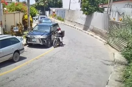 CCTV captures moment a dispatch rider steals side mirrors of an SUV parked along the road in Ikoyi