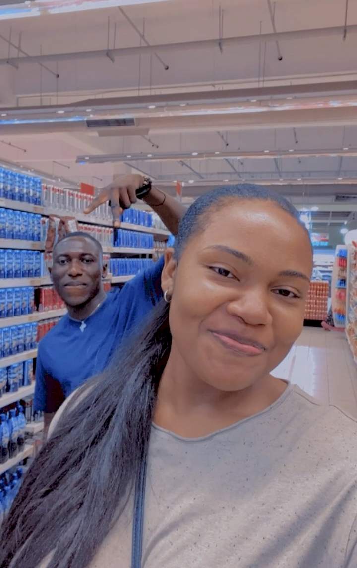 Man celebrates as he ties the knot with American lady who made advances to him in Dm Man celebrates as he ties the knot with American lady who made advances to him in Dm