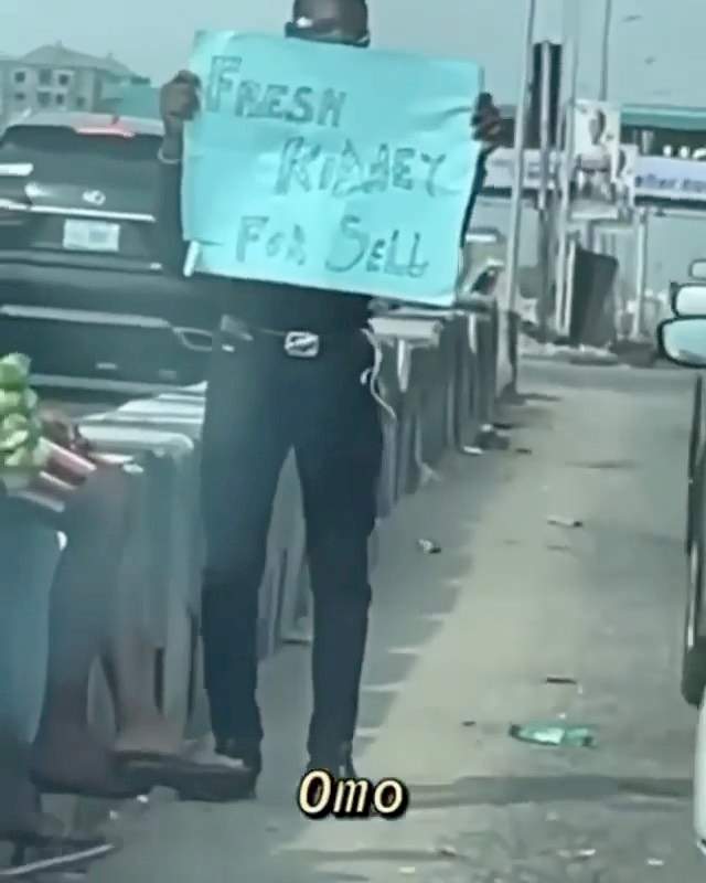 Man spotted in Lagos traffic with 'fresh kidney for sale' sparks reactions (Video)