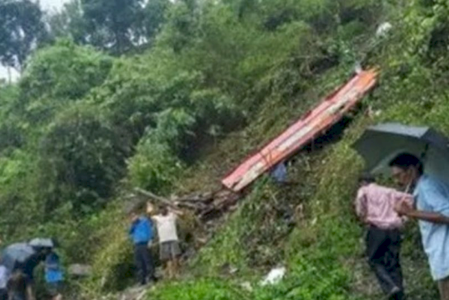 'At least 25 killed' as bus conveying wedding guests plunges off cliff
