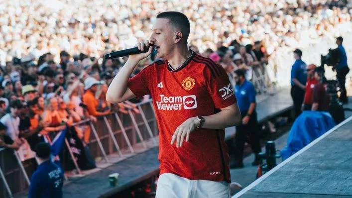 Aitch gave fans a look at the new Manchester United home shirt as he performed at Glastonbury