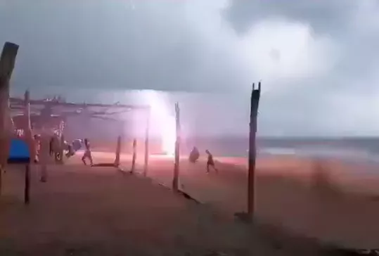 Lightning bolt strikes two beachgoers dead (video)