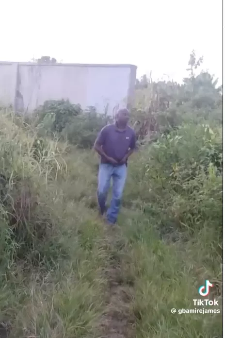 Man tries to snatch phone of young man confronting him after being caught having s3x in the bush (Video)