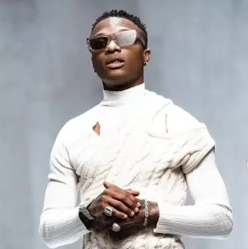 'See as money dey fly' - Wizkid shows love to fans, throws bundles of money through car window