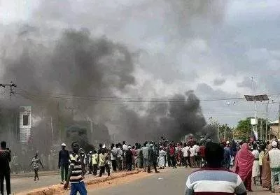 BREAKING: Hunger protesters storm Wike's private residence in Port Harcourt %Post Title