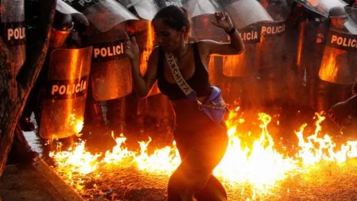 Venezuelan Soldiers calls for army to step in and force president Maduro out of power as protests rock the nation over election results (video)