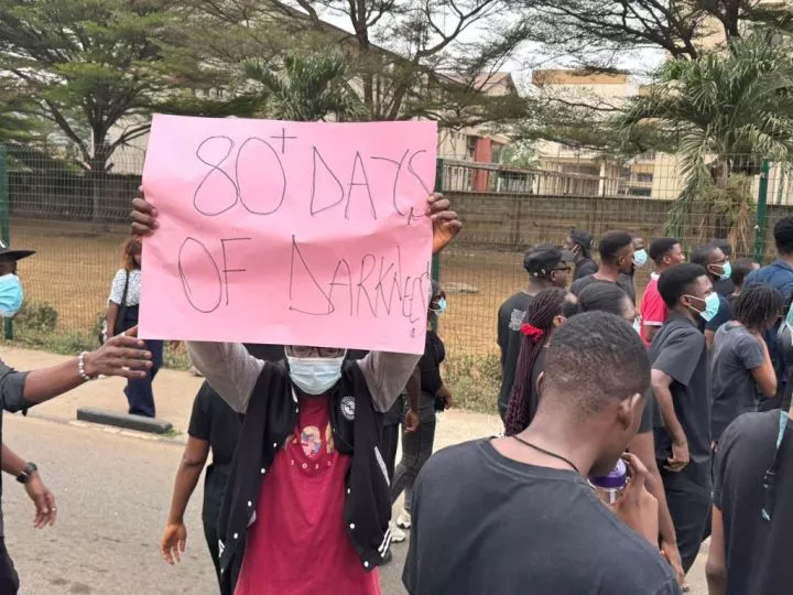 UI students protest 82-day power outage in UCH (Photos)