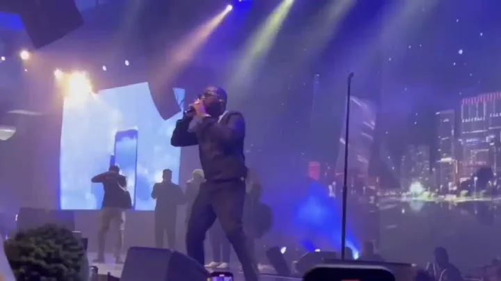 'Everyone dey on colos' - Reactions as Cross falls from stage while performing at Davido's concert