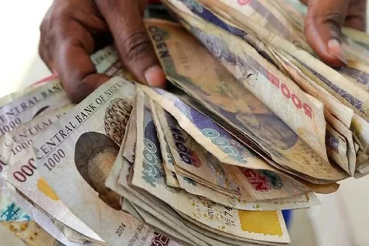 Naira slumps, exchanges at over N1,500 against dollar