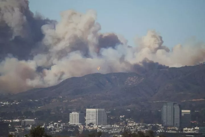 Residents and celebrities flee as wildfire rages in Los Angeles (photos)