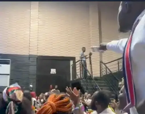 Attendees gift photographer stacks of cash after learning he worked as gateman for 8 years (Video)